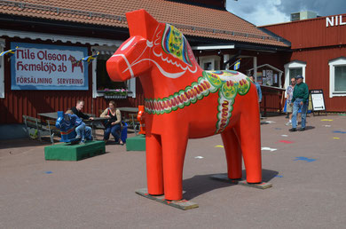 Und dann steht da plötzlich ein Dalarnapferd * Här stådet en Dalahäst förre oss... 