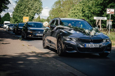 Brautauto auf dem Weg zur Hochzeitslocation