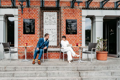 Brautpaar vor einem Cafe in Lüneburg