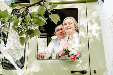 Hochzeitspaar im Traktor