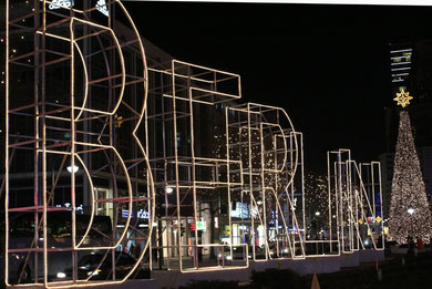 Weihnachten in Berlin. Riesiger Leucht-Schriftzug "Berlin" steht vor dem Weihnachtsmarkt an der Gedächtniskirche in West-Berlin. Foto: Helga Karl