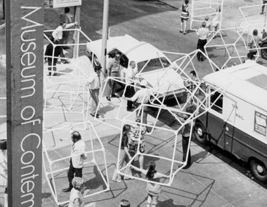 « 100 Cubes » Museum of Contemporary Art Chicago, 1970 - Central Park New York, 1970 - 25e Edinburgh Festival, 1971 .