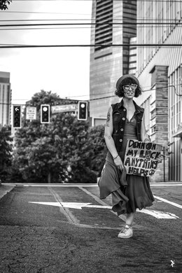 "THE GIRL AT THE TURN"  (USA 2022)