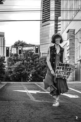 "THE GIRL AT THE TURN"  (USA 2022)