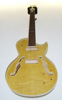 Nach dem Beizen sieht die Gitarre so aus.
