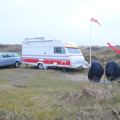 Stellplatz mit gehisster dänischer Flagge * Ställplats med flaggstång och danska flagga