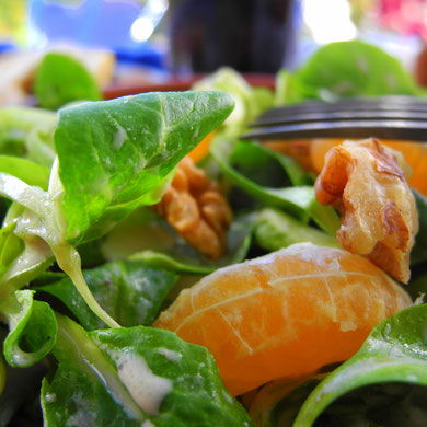 Ackersalat mit Mandarine und Walnuss in Joghurt-Senf-Sauce