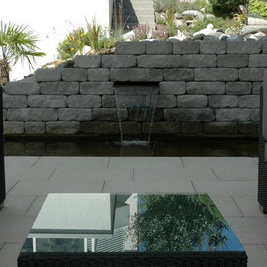 Betonsteine als Hangsicherung mit Wasserbecken,  Eberhard Gartenbau AG Kloten 