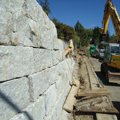 Erstellen einer Granitmauer Eberhard Gartenbau AG Kloten 
