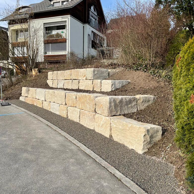Eberhard Gartenbau AG Kloten, Lägern Blocksteine als Hangsicherung 