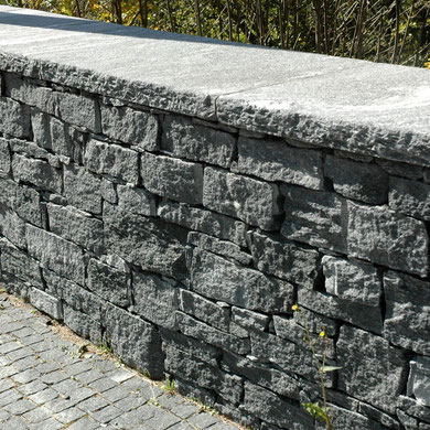 Tessiner Mauersteine von Hand gerichtet, Eberhard Gartebau AG, Kloten