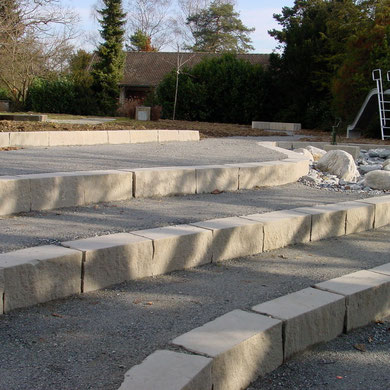 Eberhard Gartenbau AG Kloten , Sandsteine als Sitzelemente