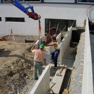 Eberhard Gartenbau AG Kloten, Betonwinkelelemente werden als Abtreppung in die Böschung versetzt