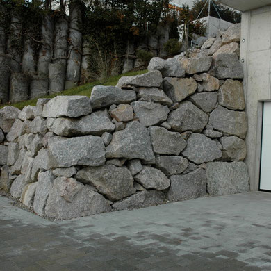 Eberhard Gartenbau AG Kloten , Schroppenmauerwerk als Stützmauer 