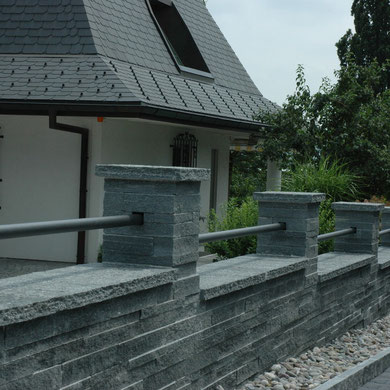 Schichtenmauerwerk aus Granit als Grenzmauer,  Eberhard Gartenbau AG