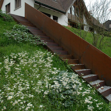 Stahltreppe in Böschung versetzt, Tritte mit Kies aufgefüllt.Eberhard Gartebau AG, Kloten