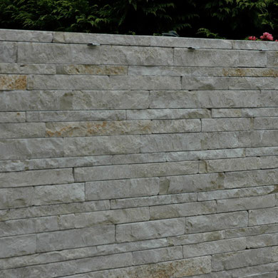Schichtenmauerwerk, geklebt auf Betonstellplatten