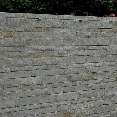 Schichtenmauerwerk, geklebt auf Betonstellplatten als Sichtschutz