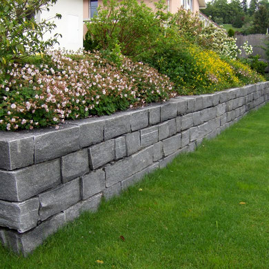 Tessiner Kleinmauersteine welche von Hand versetzt werden, Eberhard Gartenbau AG Kloten 