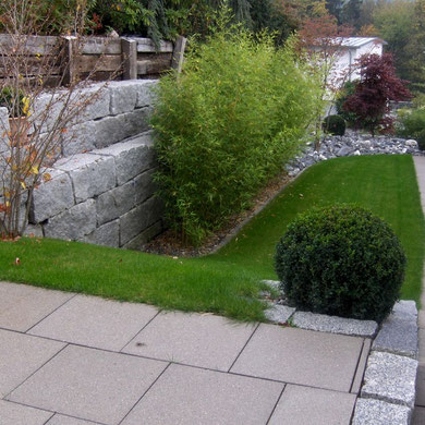 Eberhard Gartenbau AG Kloten, Granit Blocksteinmauer. Die alte Schwellenmauer gehört dem Nachbarn und wurde später teilweise auch noch saniert. Siehe nächstes Foto.