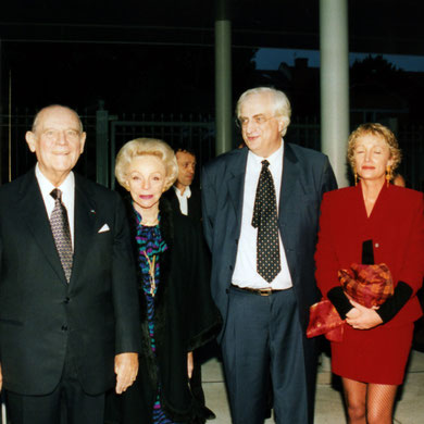  Marc Tessier, Raymond Barre, son épouse, Bertrand Tavernier, Sylvie Burgat  et Henri Chabert, lors de l' inauguration de la nouvelle salle de cinéma - Institut Lumière - Lyon - 1998 © Anik COUBLE