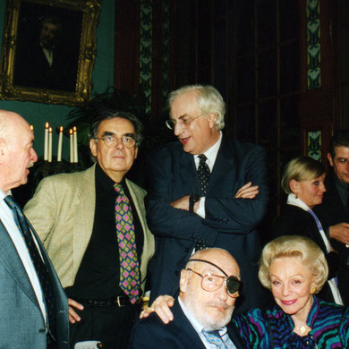 Au premier plan André de Toth et Mme Barre, entourés de personnalités dont Bernard Pivot et Bertrand Taverneir - Institut Lumière - Lyon - 1998 © Anik COUBLE