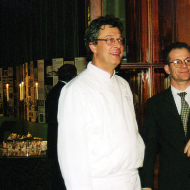 Thierry Fremaux et le chef cuisinier, accueillant les invités,  lors de l'inauguration de la nouvelle salle de cinéma - Institut Lumière - Lyon - 1998 © Anik COUBLE