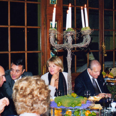 Jacques Deray en conversation avec Jean-Jack Queyranne, son épouse, Raymond Barre et Bernard Pivot, lors de l'nauguration de la nouvelle salle de cinéma - Institut Lumière - Lyon - 1998 © Anik COUBLE