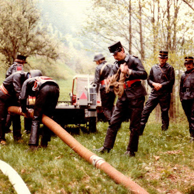 Feuerwehrprobe 1985, in der Mitte Res Dürst, rechts Sämi Jenny, Vizekdt., Fridolin Baumgartner, Kdt., Melchior Dürst, Gemeinderat