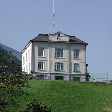 Schulhaus von Norden