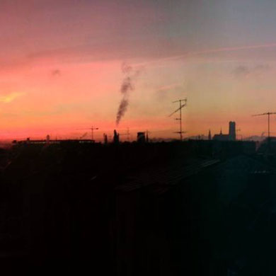 Sonnenaufgang über den Dächern Münchens ©Tobias Kollmeder