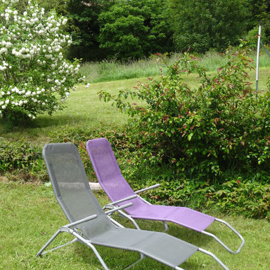 bains de soleil à côté de la terrasse