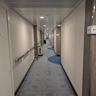 Mein Schiff 2 - Koffer vor Kabinen