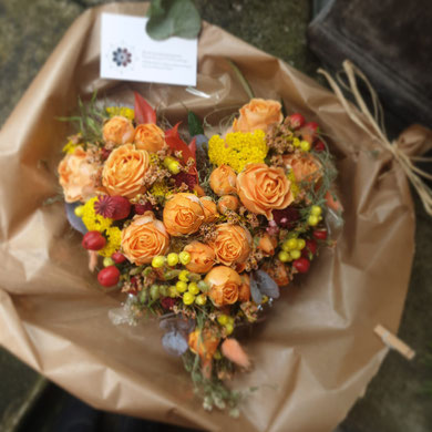 gemischtes Herz mit orangen Rösli