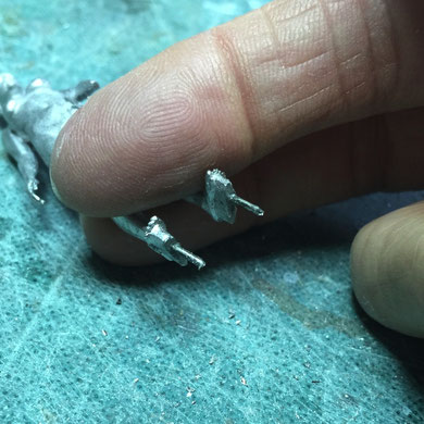 Fixation de piques sous les pieds pour pouvoir la fixer et la manipuler plus facilement