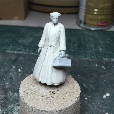 Avec la redingote, et la coiffure modifiée