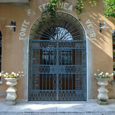 Portale di ingresso alla Fonte Felsinea de' Vegri in Valdagno (foto datata 2009)