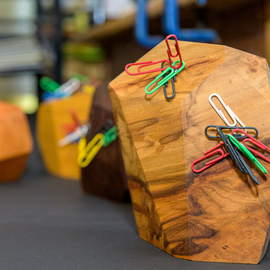 massive Holzobjekte für Büroklammern