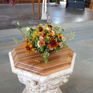 Altar Taufstein Blumenarrangement