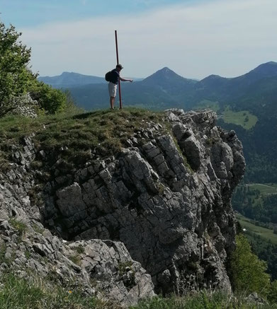 Joël G. en repérage pour une sortie des cyclistes. En haut de ce perchoir, la vue est générale et magnifique, mais difficile de voir des routes sympas