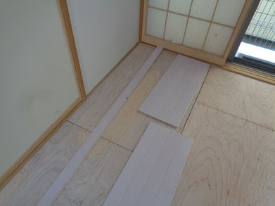 フロア材を貼っていきます