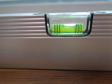 敷居に置いた水平器