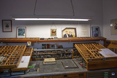 Setzkästen und Werkbank in der Druckerei Müller in Berlin Tempelhof.