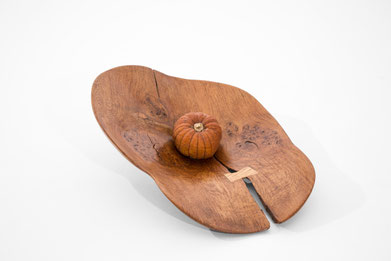 wall shelf · Jörg Pietschmann · V0148 · Oak#vessel#bowl#coffeetable#woodworking#interiordesign#woodsculptures#art#woodart#wooddesign#decorativewood#originalartwork#modernwoodsculpture#joergpietschmann#oldwood