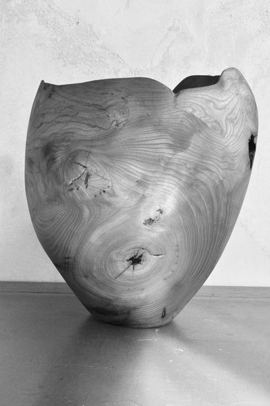 V0229 · Rowan#vessel#bowl#coffeetable#woodworking#interiordesign#woodsculptures#art#woodart#wooddesign#decorativewood#originalartwork#modernwoodsculpture#joergpietschmann#oldwood