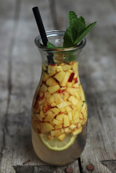 Nektarinenbowle in der Flasche