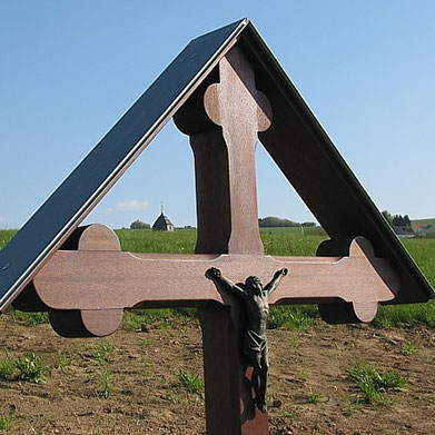 Pluwig. Paals-Kreuz. Wenn man durch das Kreuz hindurchblickt, sieht man die Turmspitze von St. Johannes dem Täufer!