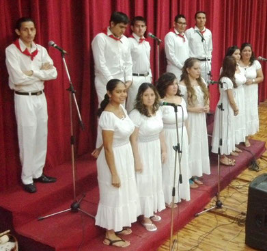 Coro de la Universidad de Manta (Ecuador) en la celebración aniversari de la Revolución Liberal.