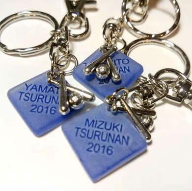 3年生を送る会記念品 ガラスアクセサリー名入れキーホルダー