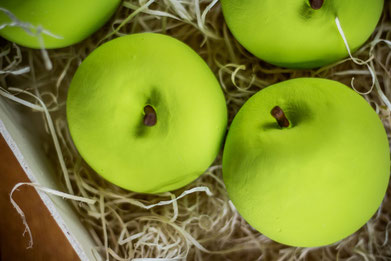 Manzanas verdes y negras en cerámica